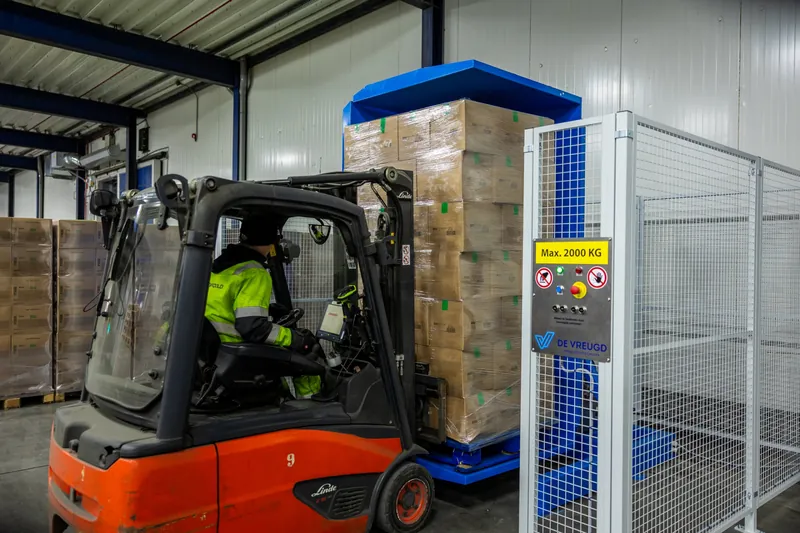PalletRotator klemmt eine volle Palette fest, um die Palette zu wechseln