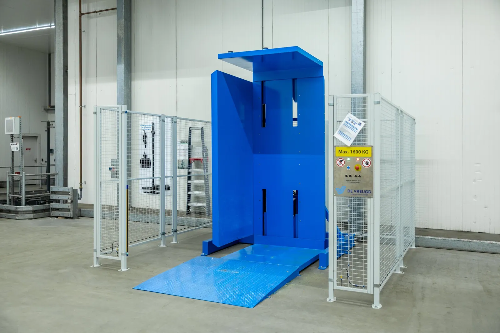 Palettenwender PalletRotator K13 EPT mit Auffahrrampe und Schutzgitter in einem Kühlhaus