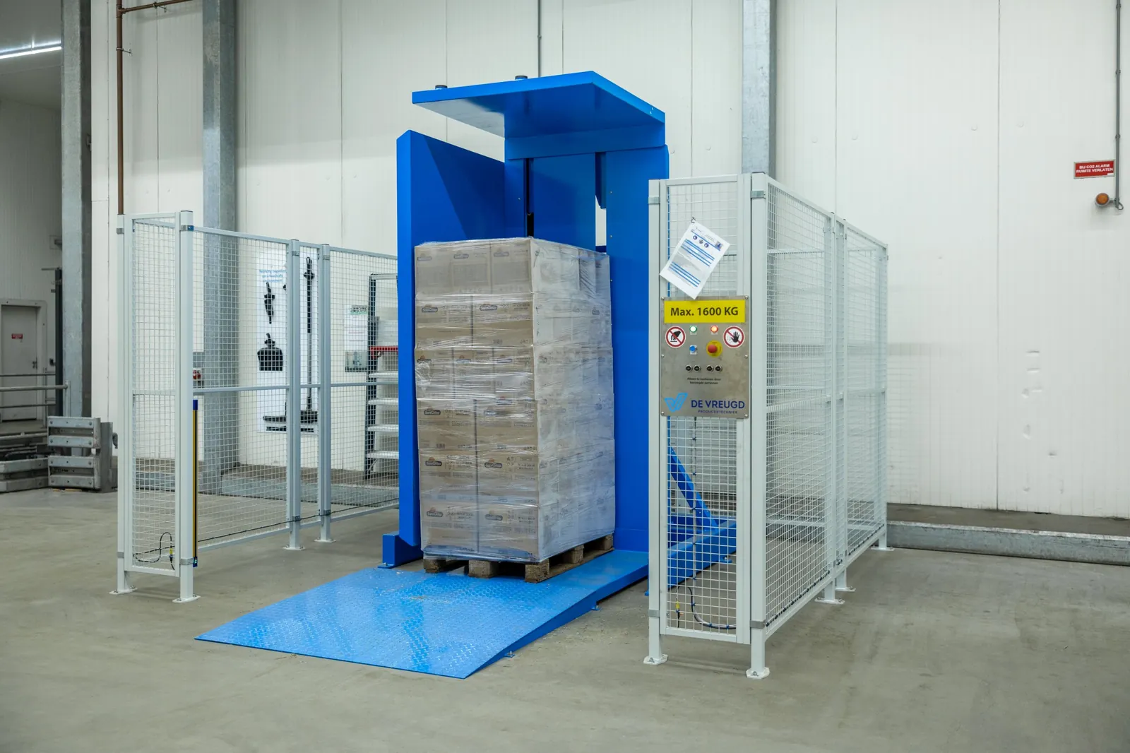 Palette im Palettenwender PalletRotator EPT, bereit zum Klemmen und Kippen