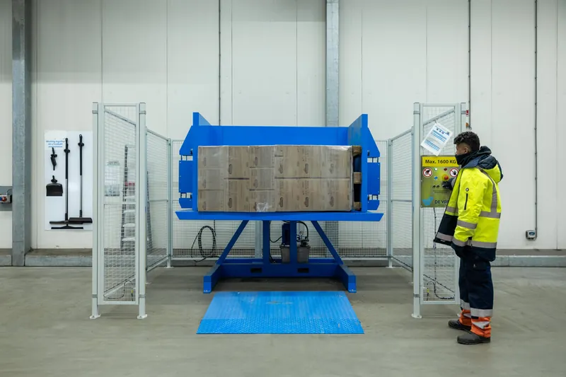 PalletRotator mit gekippter Palette in einem Kühllager